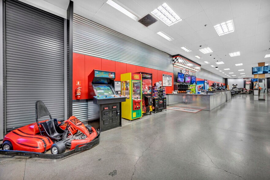 More Photos Of 6895 Sierra Center Pky, Reno Department Store For Lease