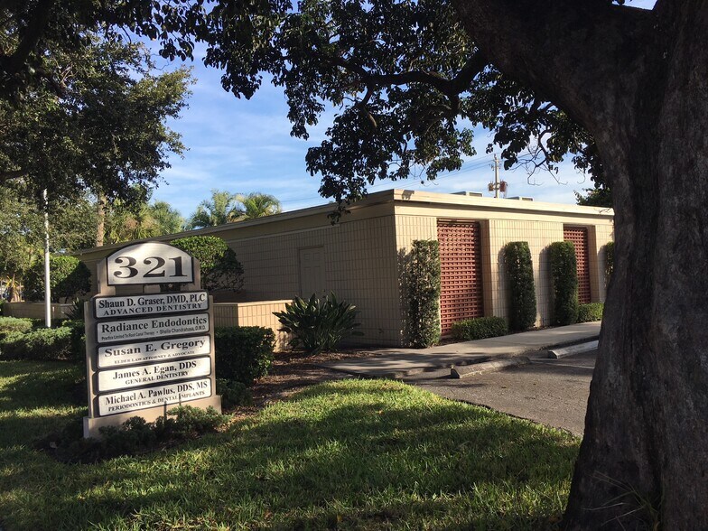Primary Photo Of 321 Nokomis Ave S, Venice Medical For Lease