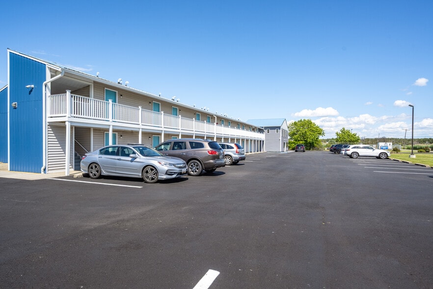 More Photos Of 700 Norris Harbor Dr, Crisfield Hotel For Sale