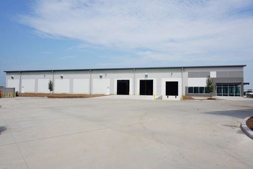 More Photos Of 0 N Main St, Pearland Distribution For Sale