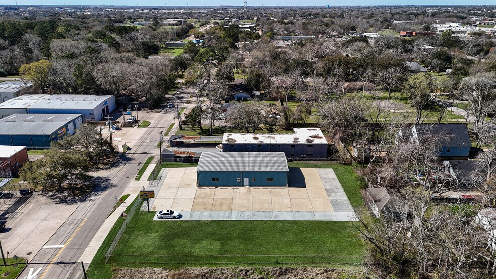 More Photos Of 314 E Walker St, League City Warehouse For Lease