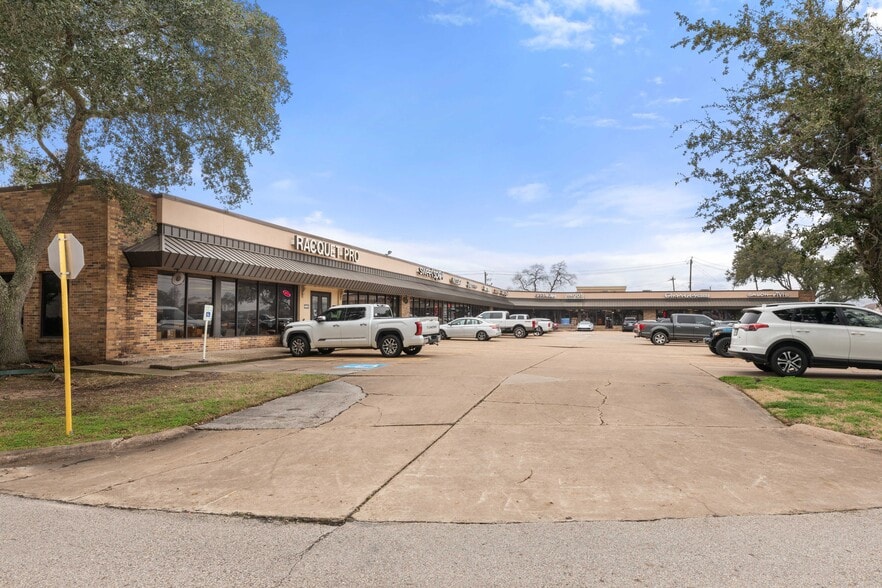 More Photos Of 16912-16972 Old Galveston Rd, Webster Unknown For Lease