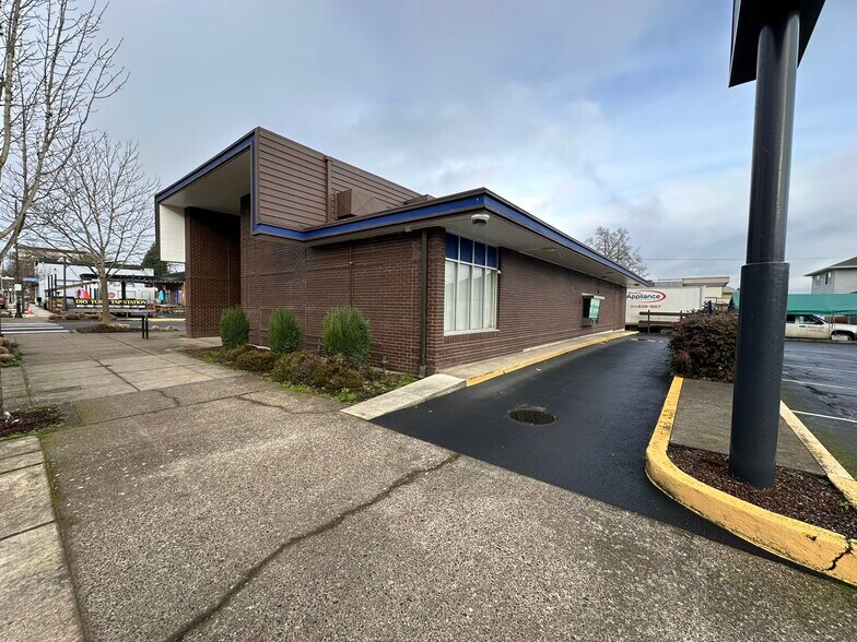 More Photos Of 200 Main St E, Monmouth Bank For Lease