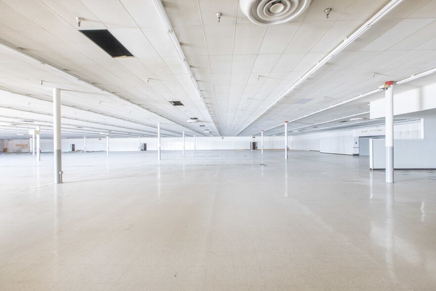 More Photos Of 1755 Wright Ave, Alma Health Club For Lease