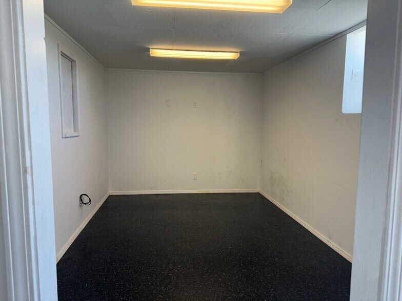More Photos Of 115 E Murray St, Angleton Warehouse For Sale