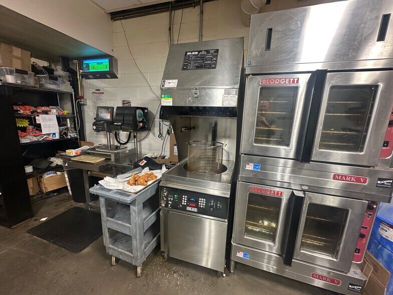 More Photos Of 143 Davis Rd, Happy Camp Storefront For Sale