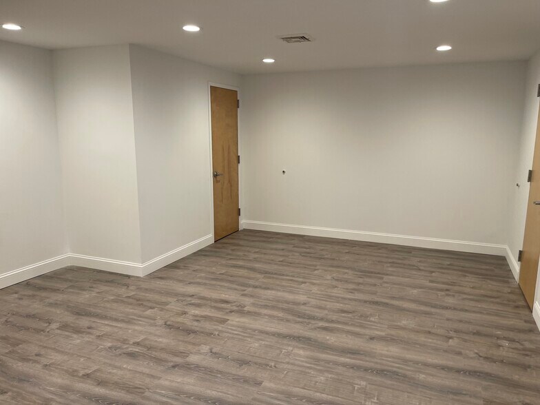 More Photos Of 160 Howells Rd, Bay Shore Medical For Lease