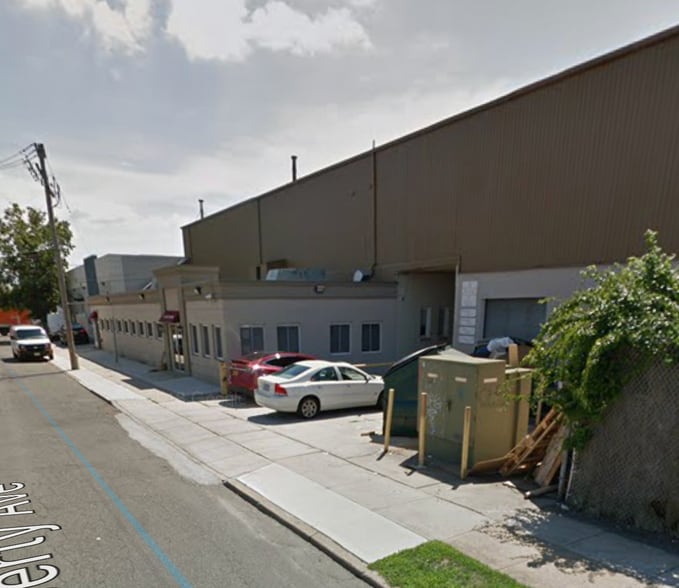 More Photos Of 131 Liberty Ave, Mineola Warehouse For Sale