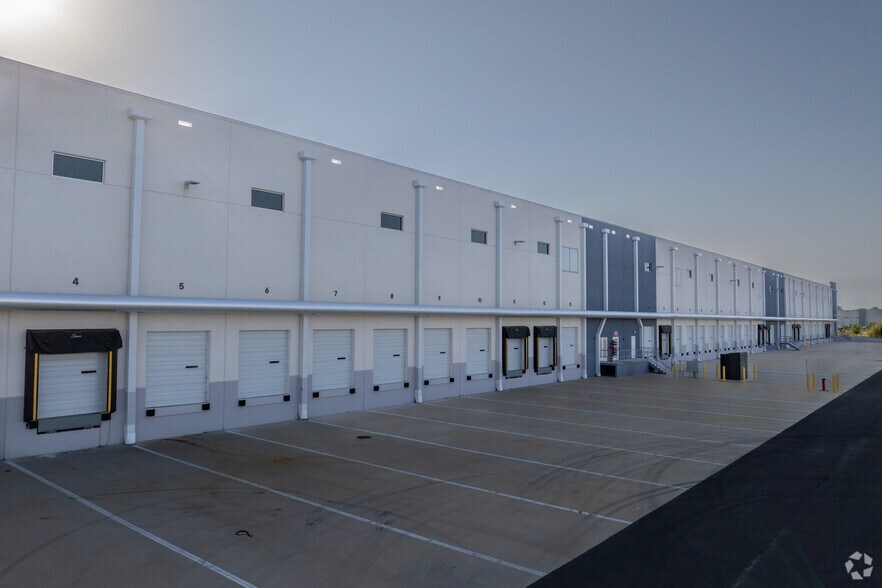 More Photos Of 5501 Lee Vista Blvd, Orlando Unknown For Lease