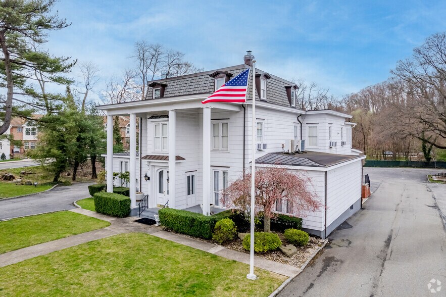More Photos Of 220 Glen St, Glen Cove Funeral Home For Sale