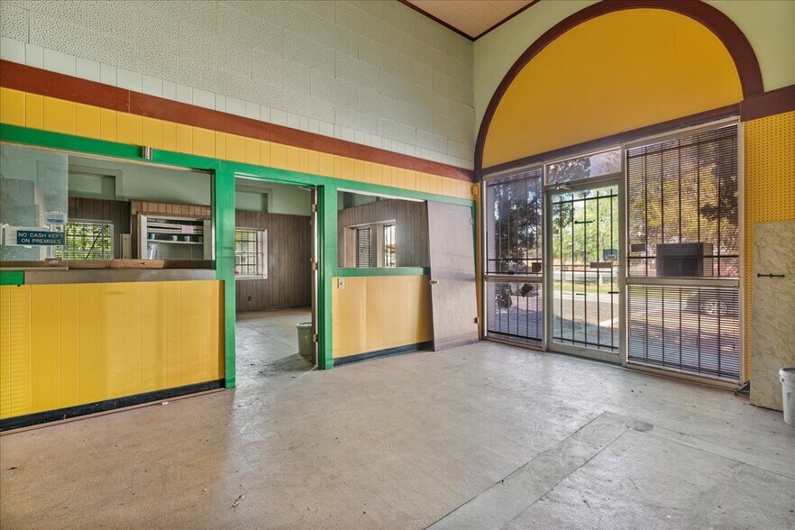 More Photos Of 710 SE 2nd St, Gainesville Warehouse For Lease