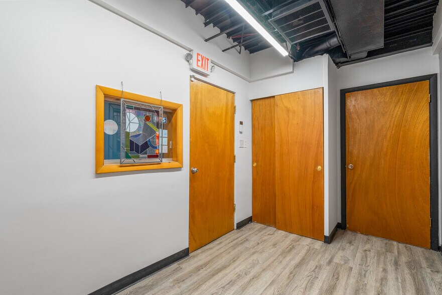 More Photos Of 3100 S Oak Park Ave, Berwyn Office For Sale