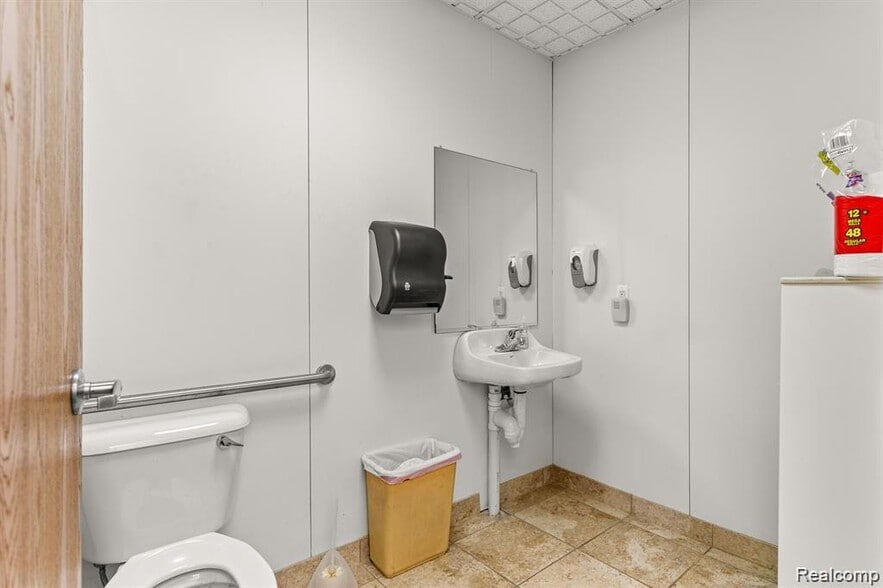 More Photos Of 3020 Oakwood Blvd, Melvindale Office For Sale