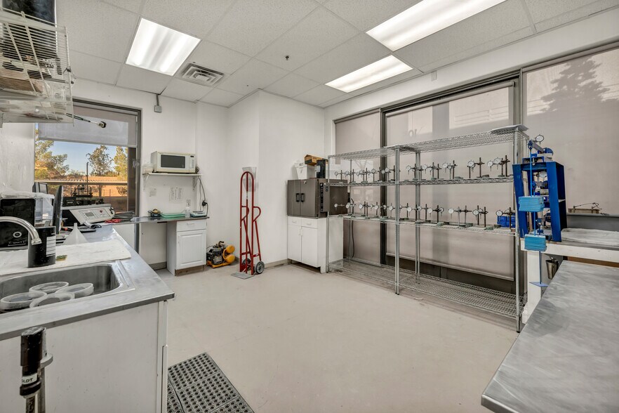 More Photos Of 5995 Edmond St, Las Vegas Office For Sale