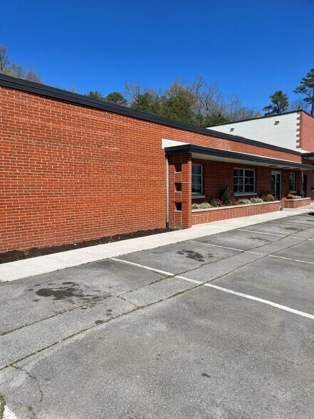 More Photos Of 2409 Sycamore Dr, Knoxville Showroom For Sale