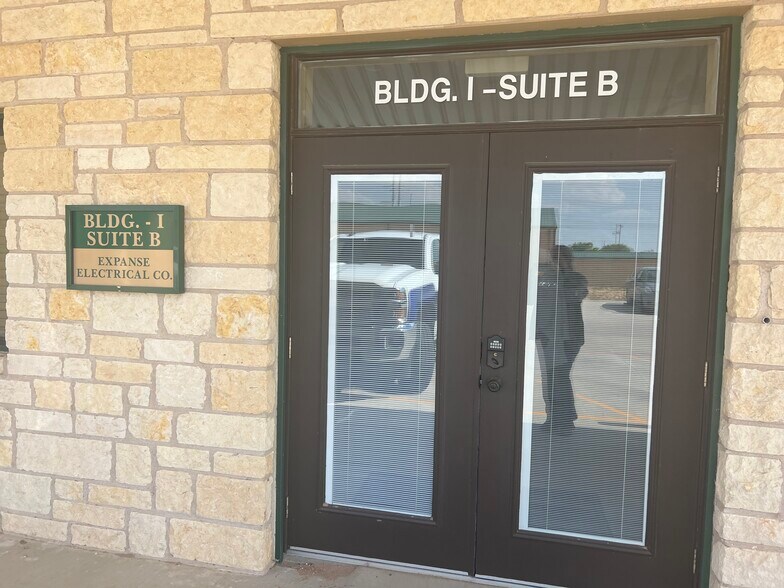 More Photos Of 6413 N State Highway 349, Midland Warehouse For Lease