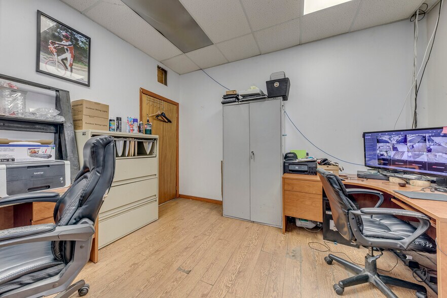 More Photos Of 3267 Lake Shore Blvd W, Toronto Storefront For Sale