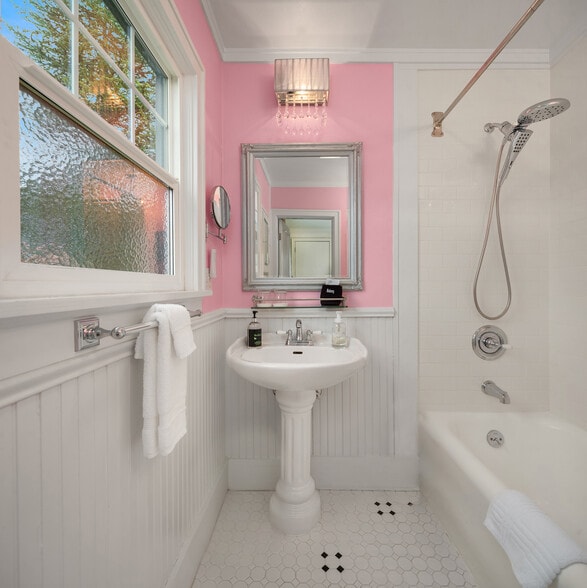 More Photos Of 131 E 12th St, Port Angeles Hotel For Sale