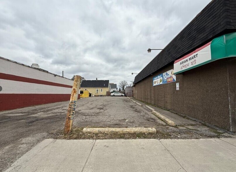 More Photos Of 10224 Conant St, Hamtramck Storefront For Sale