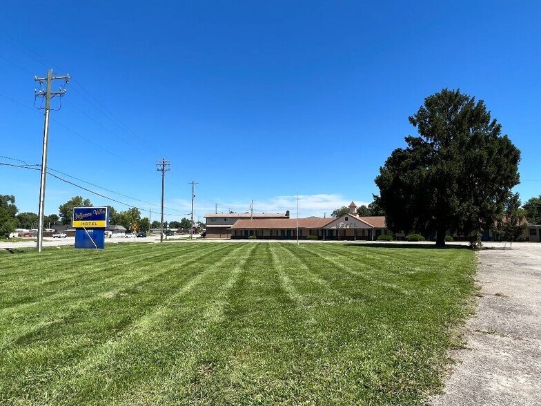 More Photos Of 1560 E 10th St, Jeffersonville Hotel For Sale