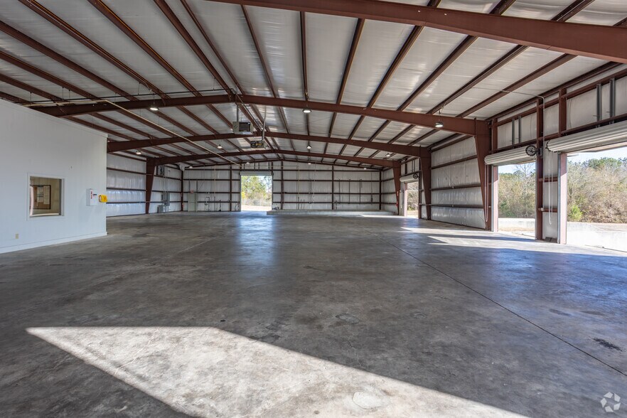More Photos Of 628 Industrial Park Rd, Roberta Warehouse For Lease