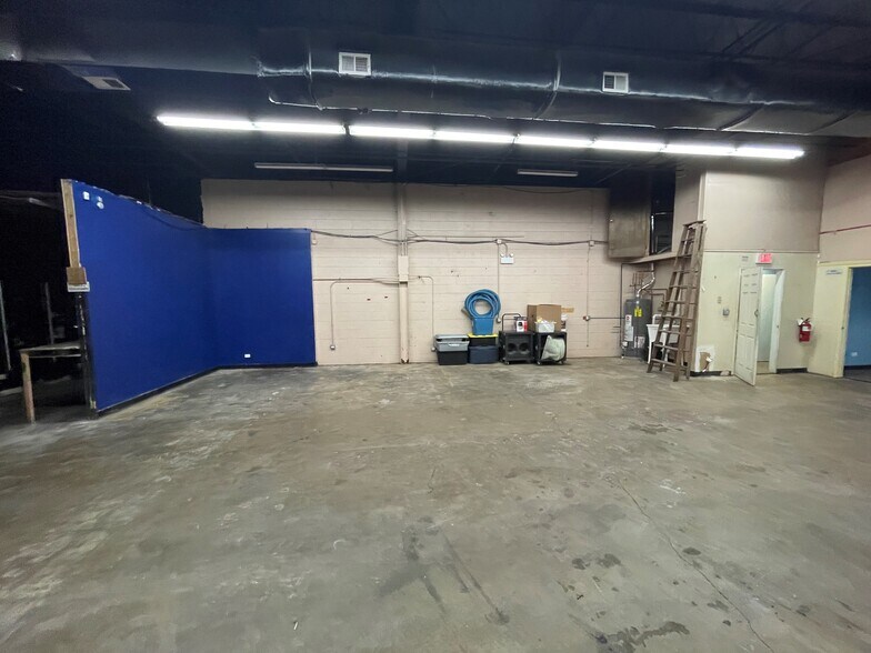 More Photos Of 110 S River Rd, Des Plaines Warehouse For Lease