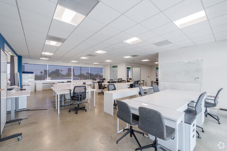 More Photos Of 8065-8075 W 3rd St, Los Angeles Loft Creative Space For Lease