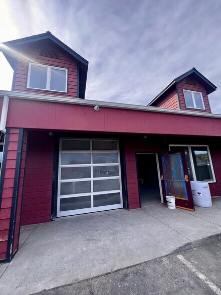 More Photos Of 2600 NE Division St, Bend Storefront Retail Office For Lease