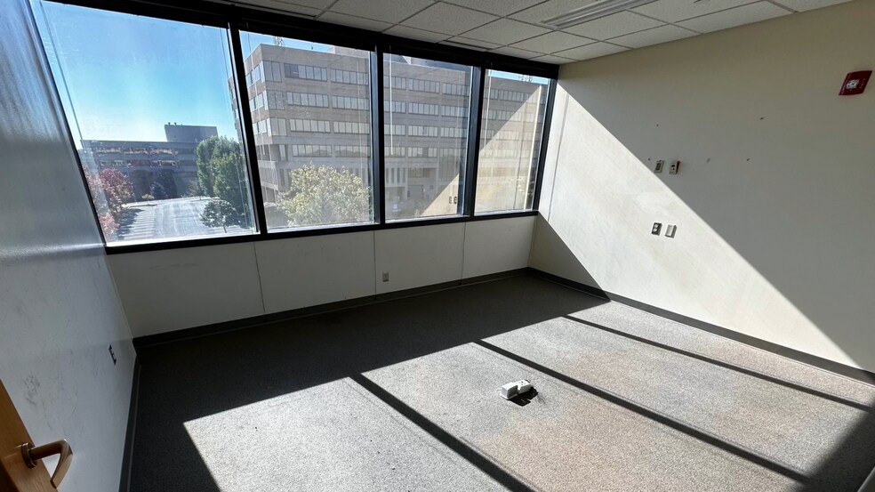 More Photos Of 750 Holiday Dr, Pittsburgh Office Residential For Lease