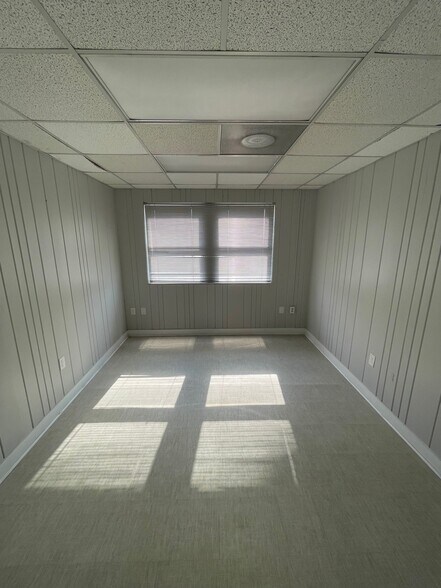 More Photos Of 1150 Maxwell Ave, Evansville Unknown For Lease