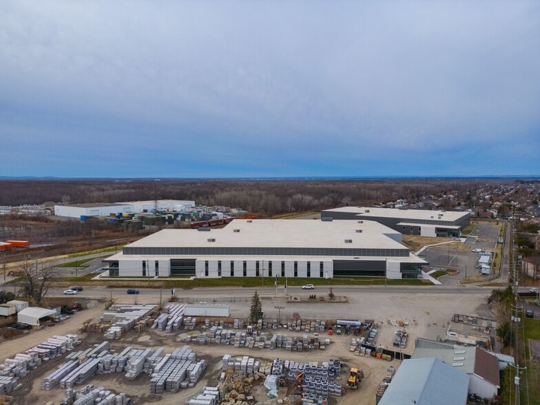 More Photos Of 141 Boul Bellerose O, Laval Warehouse For Lease