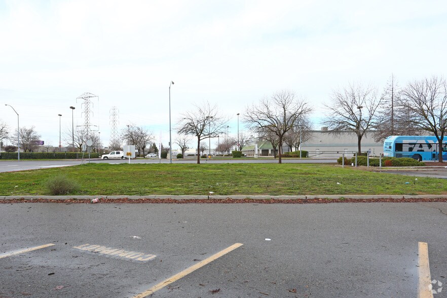 More Photos Of 3732 W Shaw Ave, Fresno Land For Lease