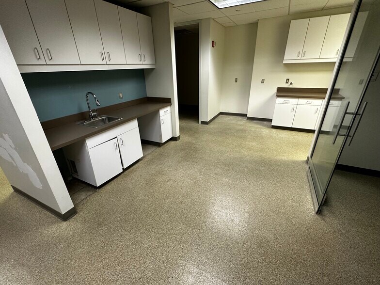 More Photos Of 750 Holiday Dr, Pittsburgh Office Residential For Lease