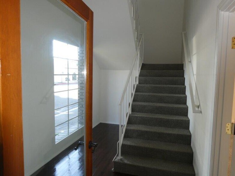 More Photos Of 447 W Burchett St, Glendale Office For Sale