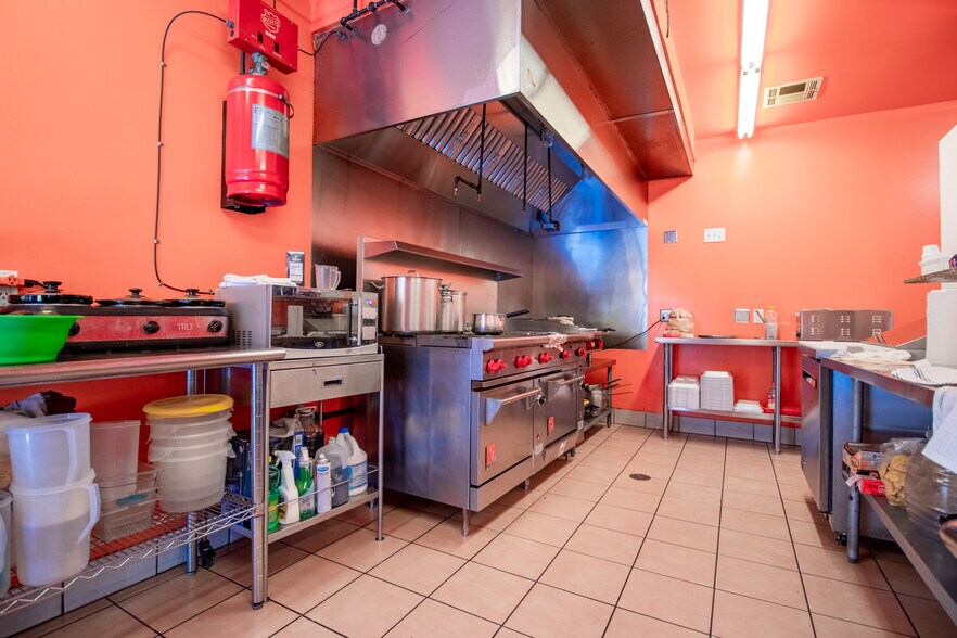 More Photos Of 518 Mill Ave, Conroe General Retail For Sale