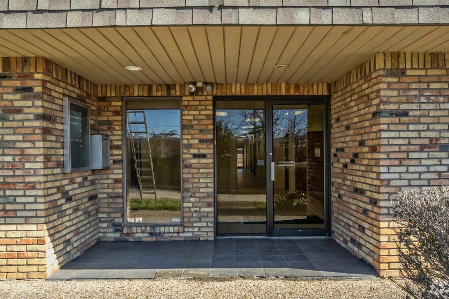 More Photos Of 1615 Dorchester Dr, Plano Office For Lease