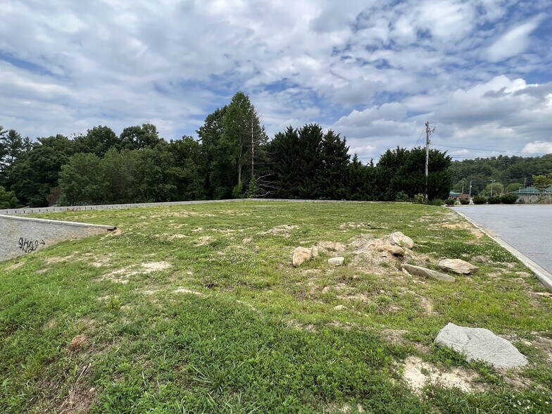 More Photos Of 226 Airport Rd, Arden Storefront For Sale