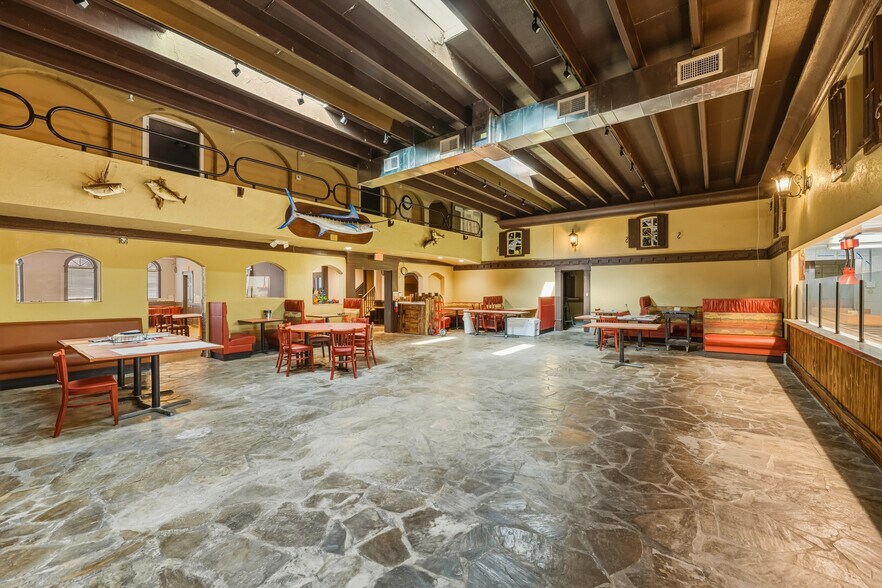 More Photos Of 300 N Cocoa Blvd, Cocoa Restaurant For Lease