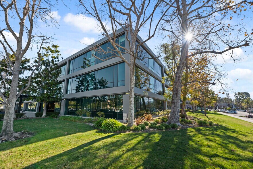 More Photos Of 2625 Townsgate Rd, Westlake Village Office For Lease