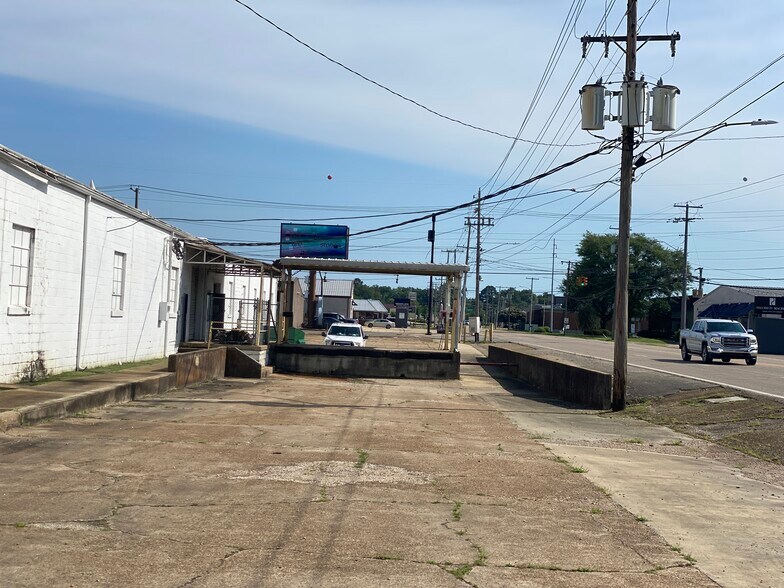 More Photos Of 1031 S Green St, Tupelo Warehouse For Sale