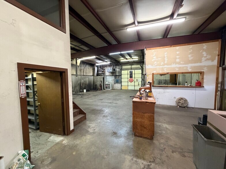 More Photos Of 403 W 2nd St, Sand Springs Manufacturing For Sale