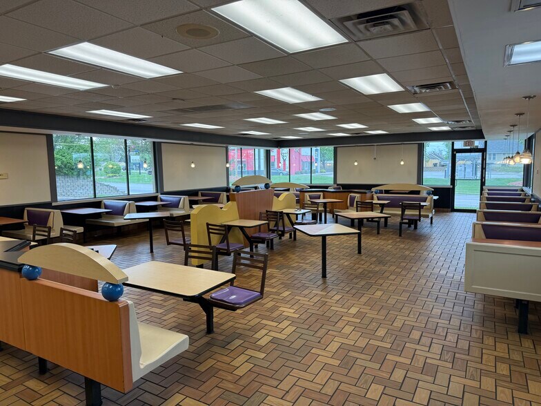 More Photos Of 7606 N 30th St, Omaha Fast Food For Sale