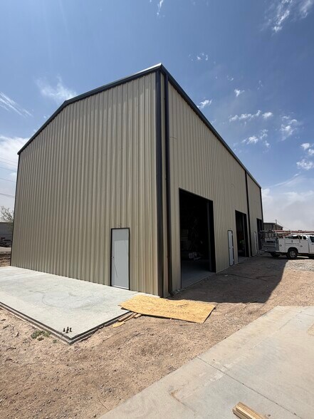 More Photos Of 11237 Rojas Dr, El Paso Freestanding For Lease