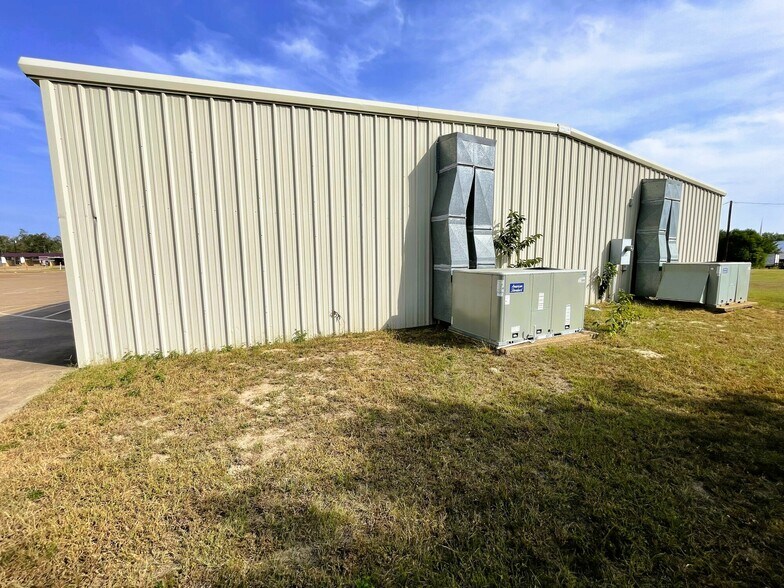 More Photos Of 907 US Highway 287 N, Grapeland Freestanding For Sale