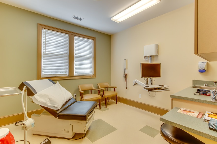 More Photos Of 135 Professional Park Dr, Seneca Healthcare For Lease