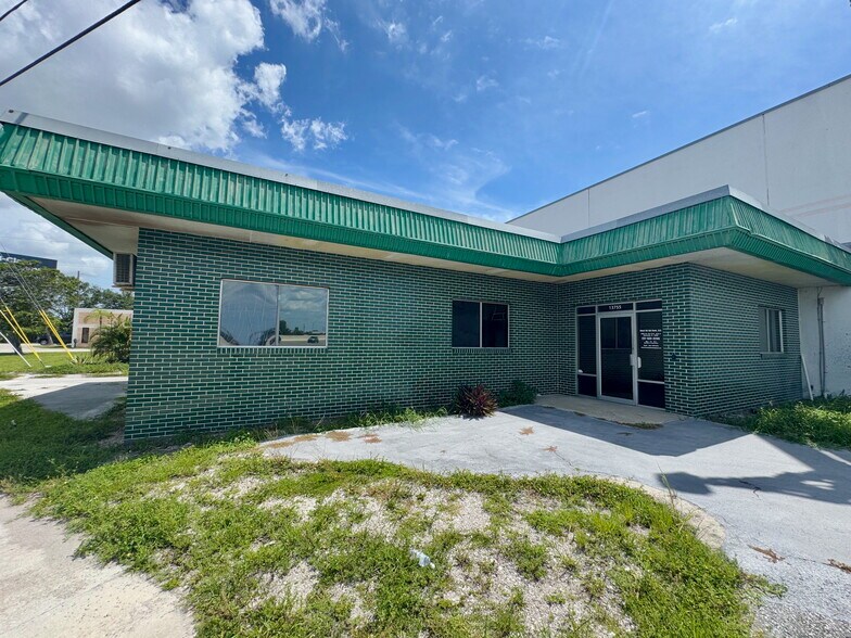 More Photos Of 13755 U.S. Highway 19 N, Clearwater Warehouse For Lease