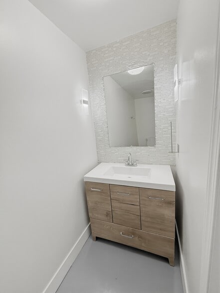 More Photos Of 18014-18016 Ventura Blvd, Encino Storefront For Lease