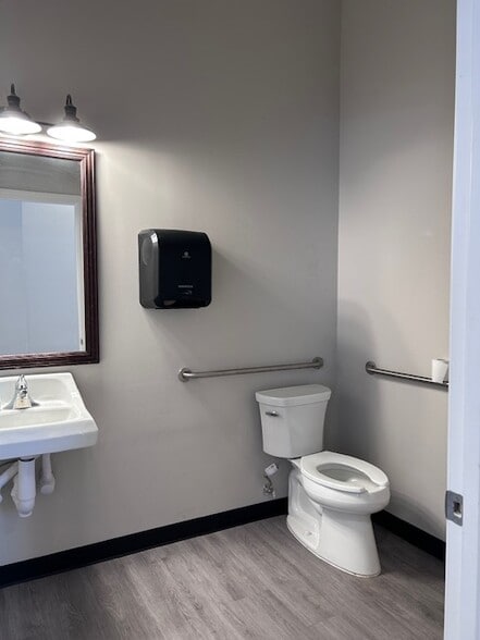 More Photos Of 245-251 River Park Dr, Woodstock Medical For Sale