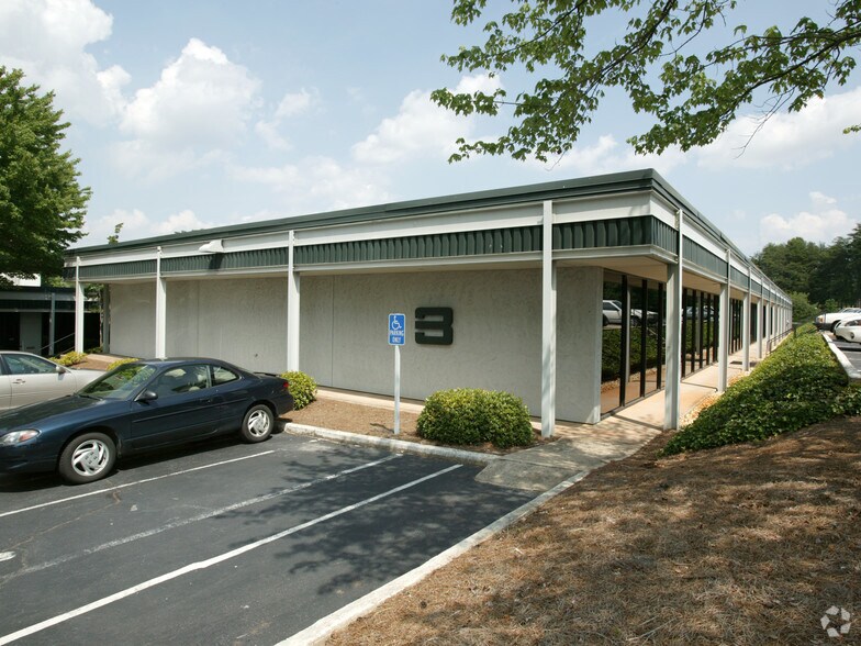 More Photos Of 25 Woods Lake Rd, Greenville Unknown For Lease