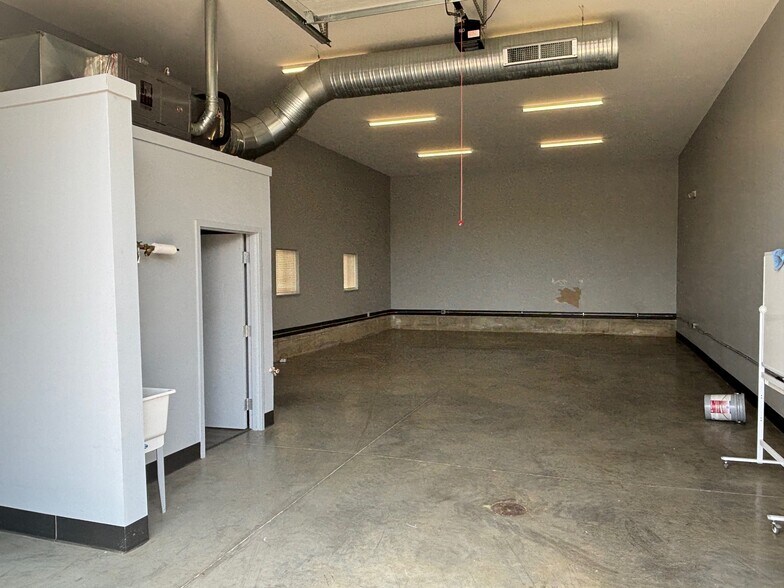 More Photos Of 1035 Parkway Dr, Spring Hill Light Distribution For Lease